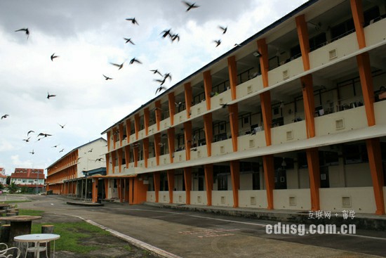 985畢業澳洲讀碩士