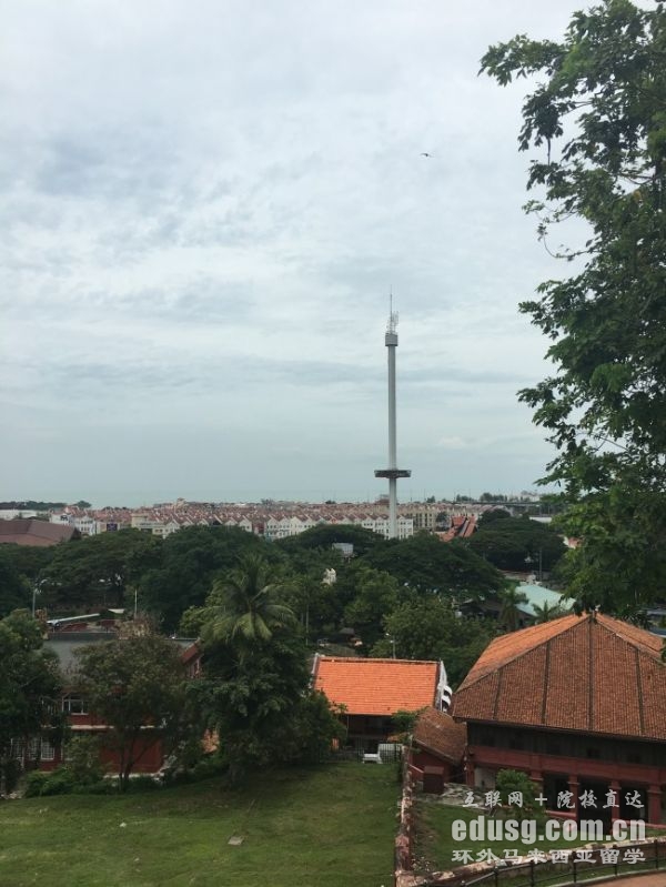 RĂ
